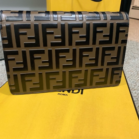 Fendi Wallet on Chain - Picture 4 of 8